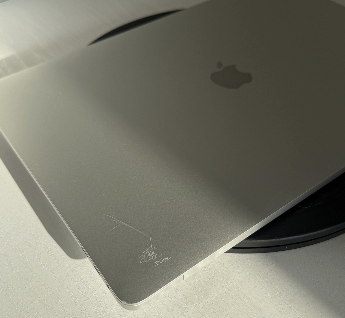 Apple MacBook Pro 15" (2017) i7 | Radeon Pro 555 | 16GB | 256GB SSD | Silver