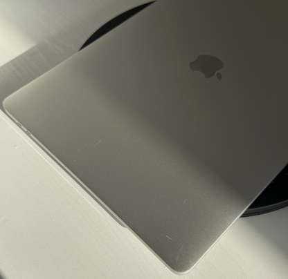 Apple MacBook Pro 15" (2017) i7 | Radeon Pro 555 | 16GB | 256GB SSD | Silver